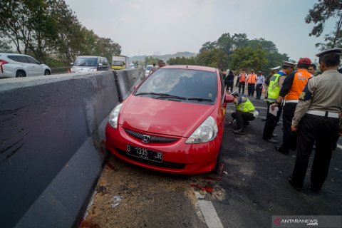 Olah TKP kecelakaan tol Cipularang