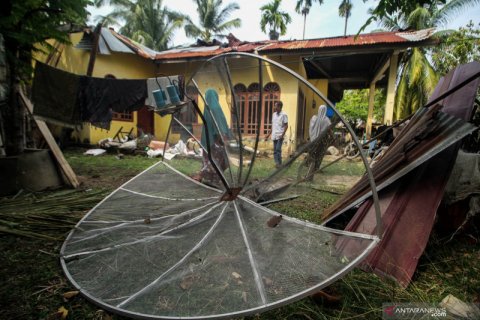 Atap rumah rusak diterjang puting beliung