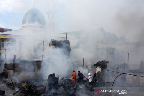 Kebakaran hanguskan delapan rumah