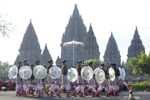 Festival payung Indonesia di candi Prambanan