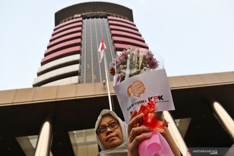 Aksi aktivis perempuan tolak revisi UU KPK