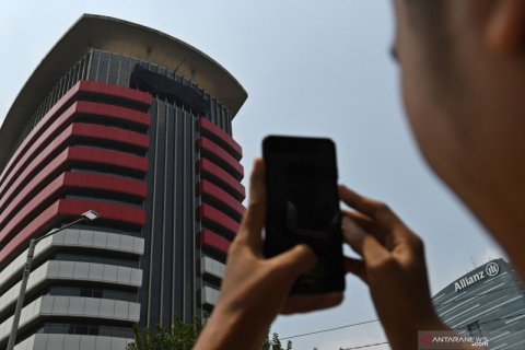 Tolak revisi UU KPK, pegawai tutup tulisan KPK dengan kain hitam