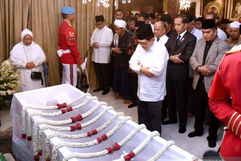BJ Habibie wafat - Presiden shalat jenazah