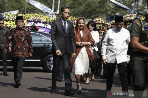 BJ Habibie wafat - Presiden melayat ke rumah duka