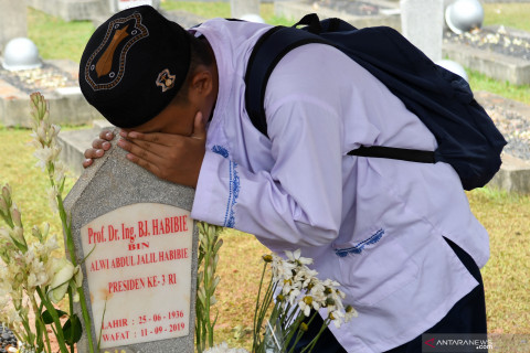 Masyarakat ziarahi makam BJ Habibie