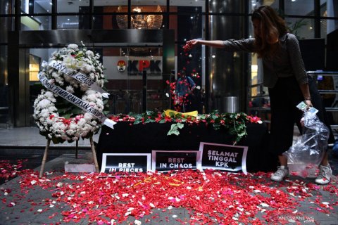 Aksi tabur bunga di KPK