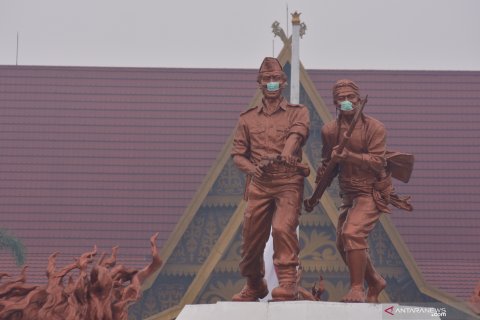 Patung monumen di Riau gunakan masker