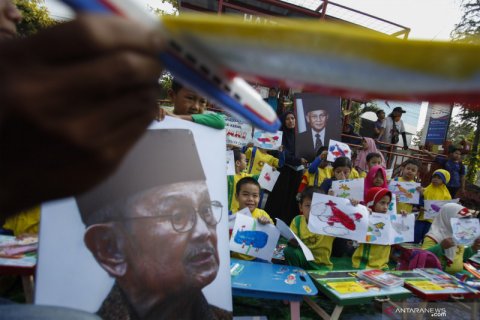 Siswa TK menggambar pesawat untuk mengenang BJ Habibie