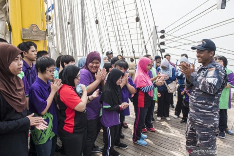 Kunjungan anak berkebutuhan khusus ke KRI Bima Suci