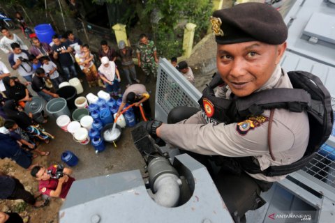 Polisi bantu distribusi air bersih