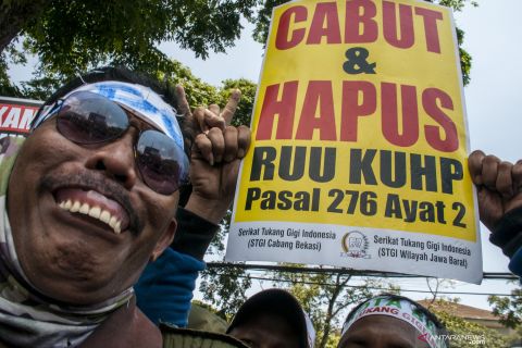 Tukang gigi protes RUU KUHP