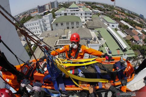 Simulasi penyelamatan korban kebakaran