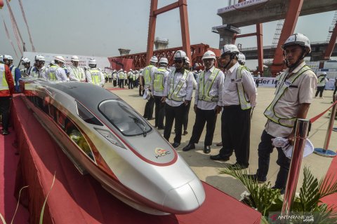 Pemasangan girder kereta cepat Jakarta - Bandung