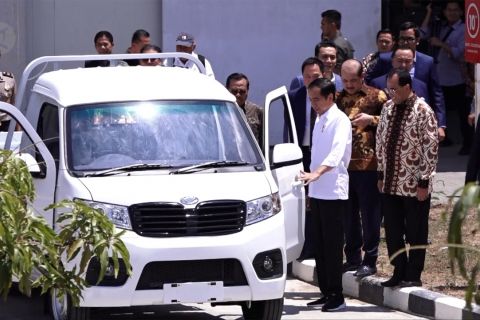 Jokowi jajal mobil pikap Esemka Bima
