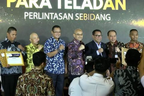 Penghargaan lima orang berjasa pencegah kecelakaan perlintasan kereta api