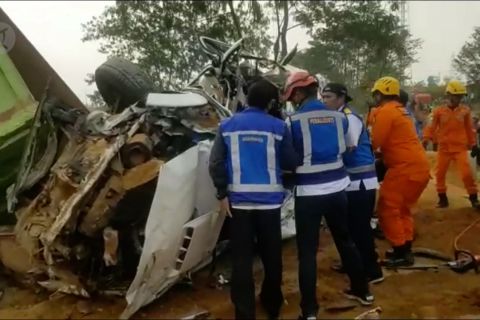 Saksi: dump truck kelebihan muatan