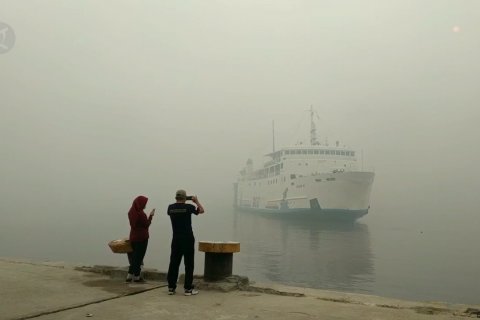 Kapal laut andalkan radar saat asap pekat