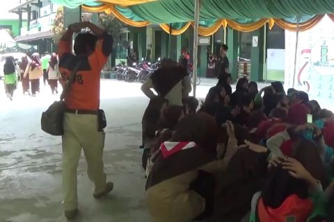 Melatih siswa melakukan evakuasi saat terjadi bencana