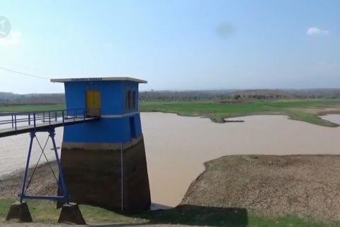 Kemarau panjang, tiga waduk di Madiun stop aliri persawahan