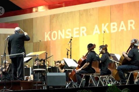 Menikmati alunan musik klasik di Monas
