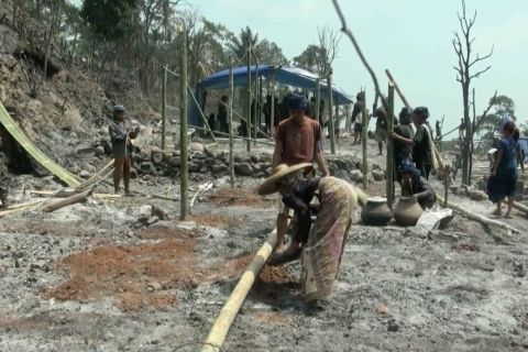 Warga suku Baduy dirikan hunian sementara secara swadaya