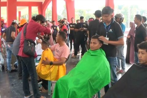 Cara tukang cukur di Pekalongan beramal