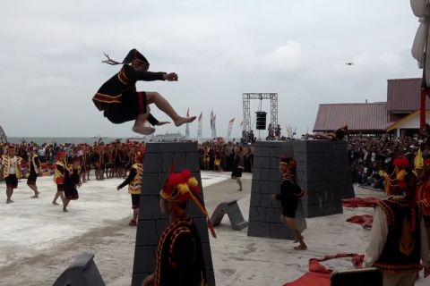 Lompat batu massal di Sail Nias pecahkan rekor Muri