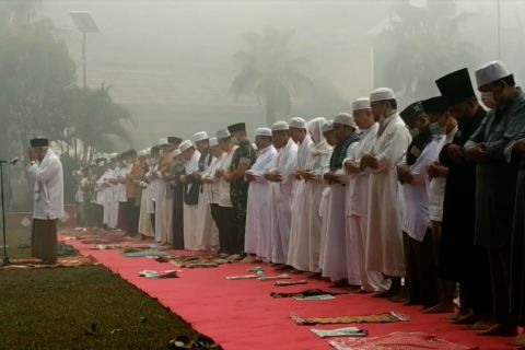 Masyarakat Sampit  salat minta hujan di tengah kabut asap