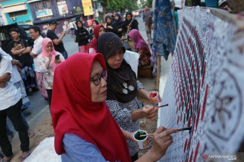 Membatik di pinggir jalan untuk regenerasi
