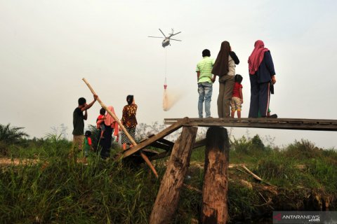 Menonton helikopter water bombing