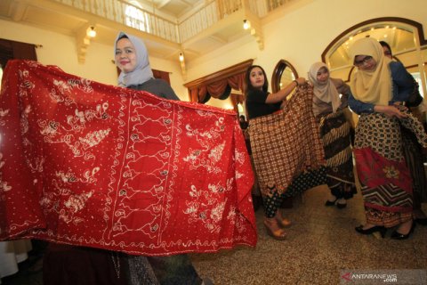 Pelatihan berkain batik