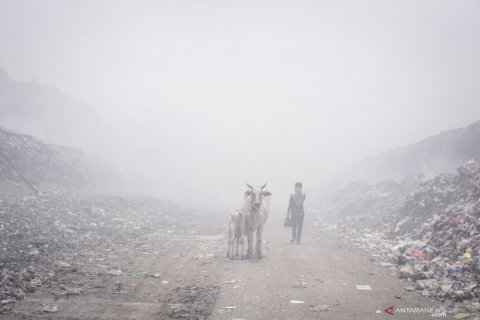 Asap akibat kebakaran TPA Putri Cempo