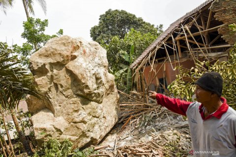 Longsor batu di Purwakarta