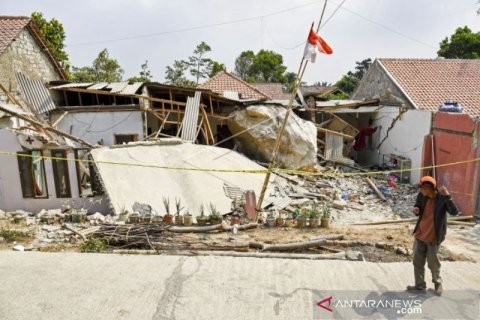 BATU BESAR  TIMPA RUMAH WARGA