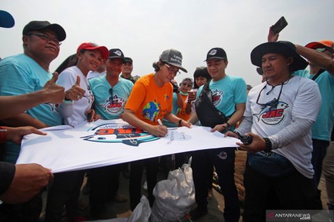 Sri Mulyani bersihkan Pantai Tanjung Pasir