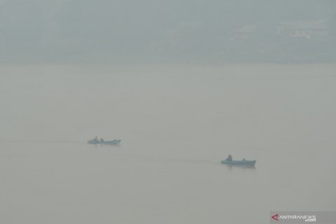 Penampakan sungai Batanghari yang diselimuti kabut asap