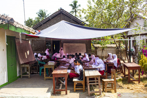 Ruang kelas darurat SD di Karawang