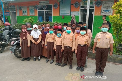 Mengurangi paparan asap siswa kenakan masker