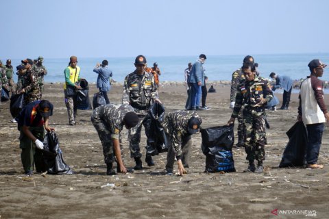 Bersih sampah pesisir pantai