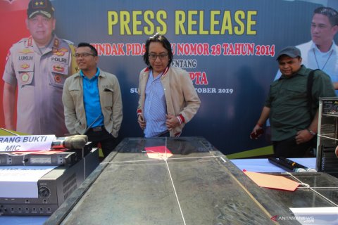 Musisi Anang dan Adi KLA Project amati barang bukti kasus pelanggaran hak cipta