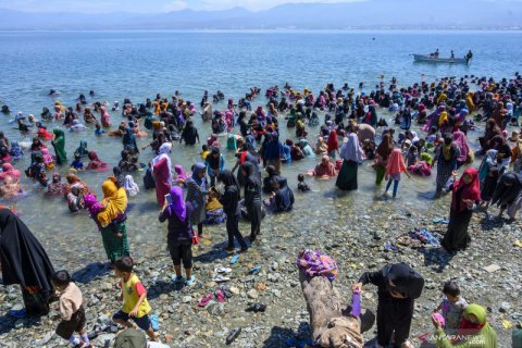 Tradisi mandi Safar di Palu