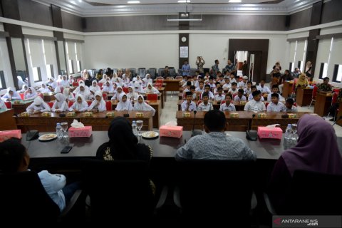 Murid sekolah dasar kunjungi DPR Aceh