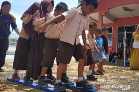Senyum siswa diarena lomba bakiak komunitas pendidikan Banggai-DSLNG