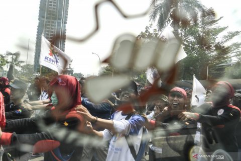 Buruh berunjuk rasa di Kemenaker