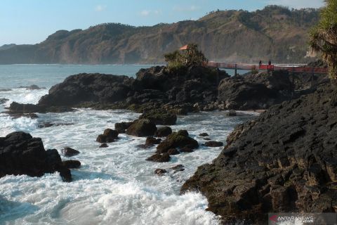 Pesona pantai Menganti di Kebumen