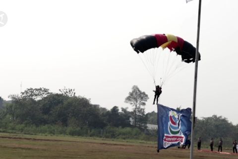 Atraksi terjun payung meriahkan peringatan Sumpah Pemuda di Tangsel