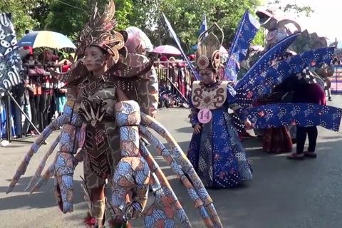 Flora dan fauna laut hiasi Karnaval Batik Pekalongan