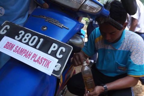 Mengolah sampah plastik menjadi BBM setara premium