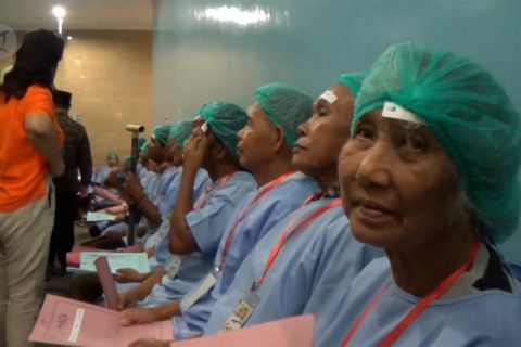 Ratusan warga Babel ikuti operasi katarak dan hernia gratis
