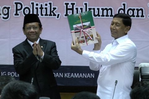 Sertijab Menko Polhukam Wiranto kepada Mahfud MD